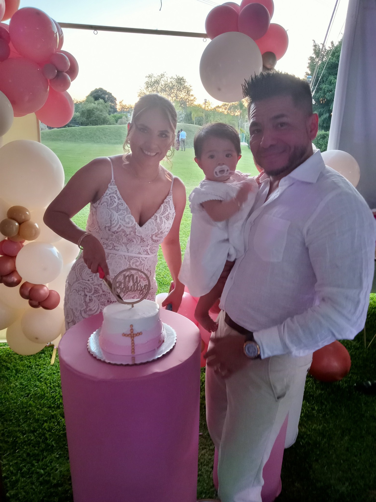 Familia celebrando un bautizo