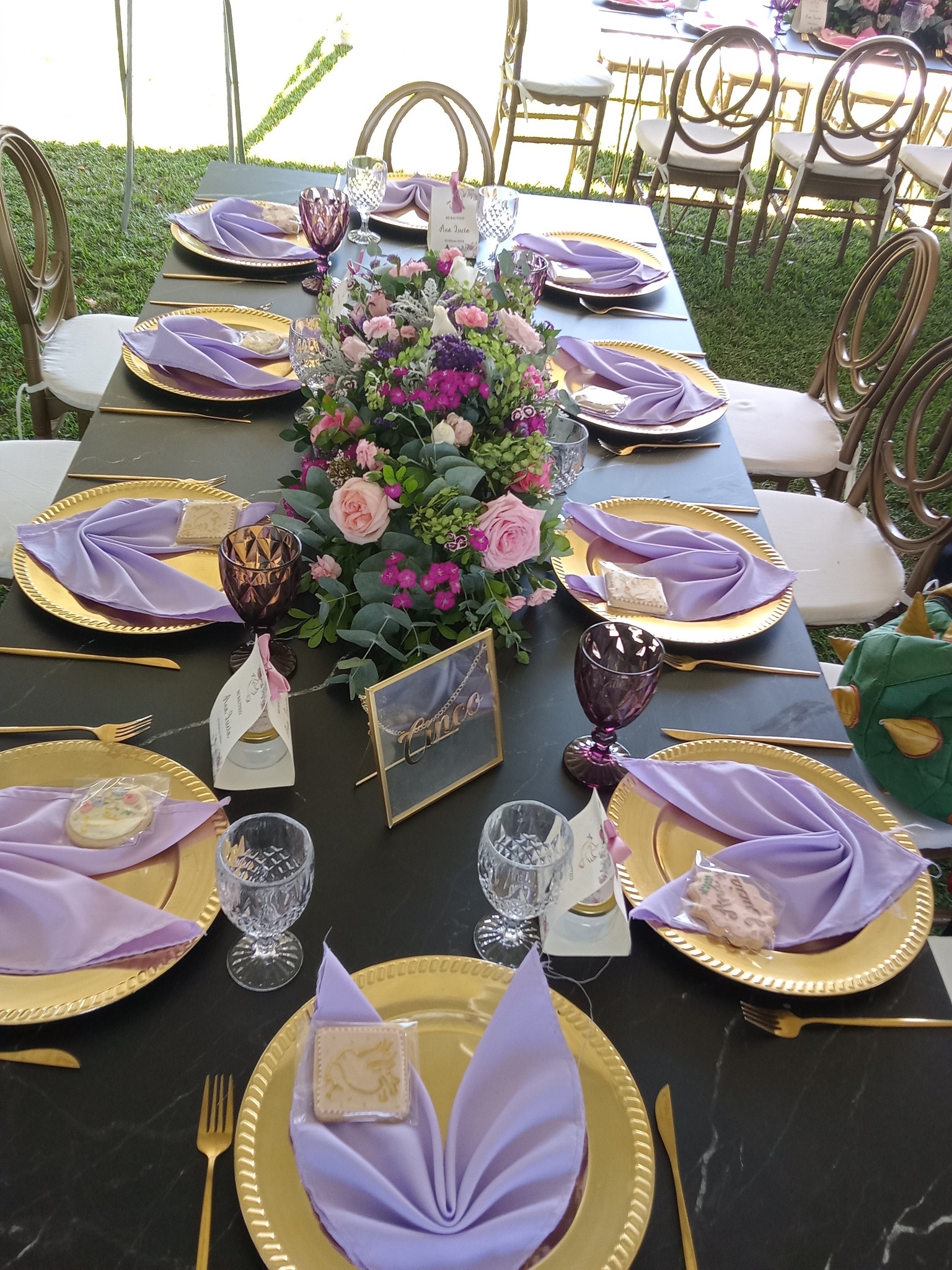 Mesa elegante con flores y tonos lila